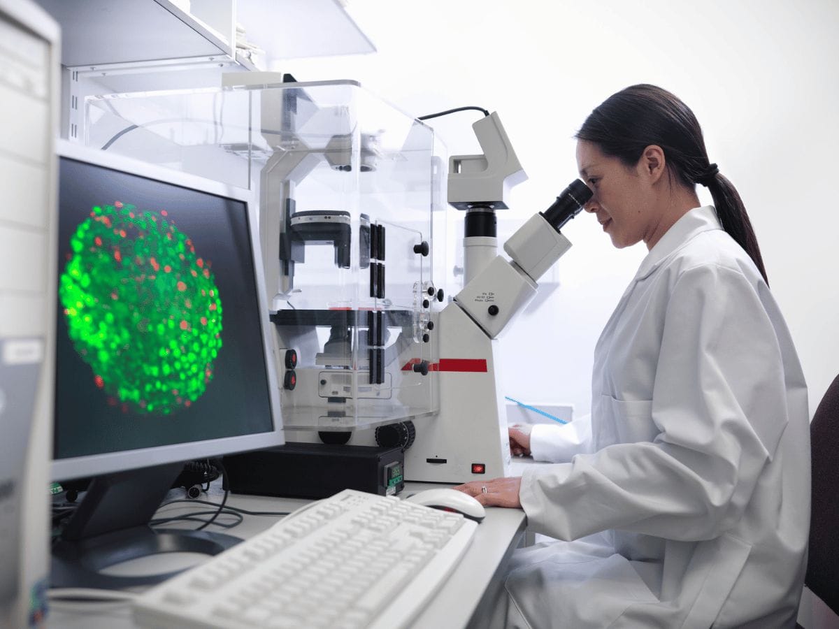 A doctor working on stem cell in a lab
